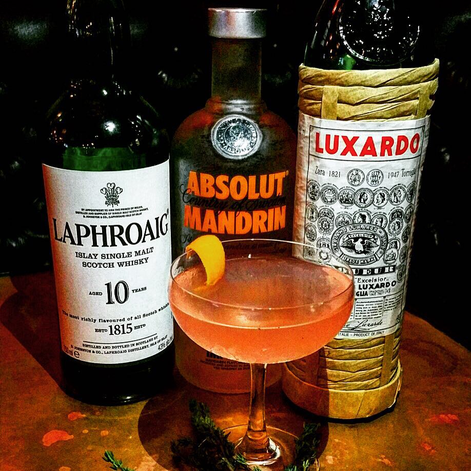 It's not often, but from time to time we find ourselves messing around with vodka cocktails...but still find a way to add a touch of smoke and peat;-) Local Thyme - #AbsolutMandarin, #LuxardoMaraschino, grapefruit, simple syrup, #peychaud's, thyme w/ #Lap